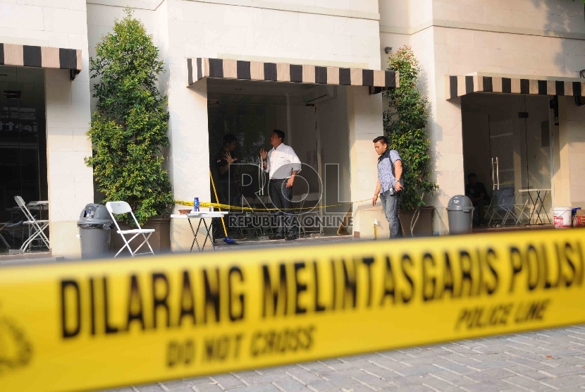 Direktur Reserse Kriminal Umum (Dirkrimum) Polda Metro Jaya, Komisaris Besar (Kombes) Krisna Mukti (tengah) melakukan pemeriksaan terhadap lokasi penembakan di kantor pelatihan ojek on-line di kawasan Kemang, Jakarta Selatan, Ahad (1/11). Kantor ojek on-li