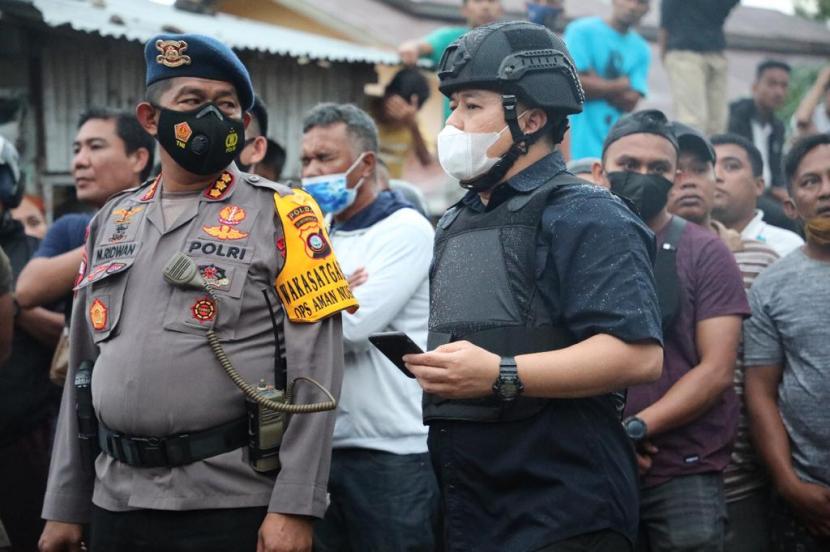 Direktur Reserse Kriminal Umum Polda Gorontalo, Kombes Pol Deni Okvianto, SIK, MH (kanan) saat penangkapan pelaku pengeroyokan terhadap anggota TNI.