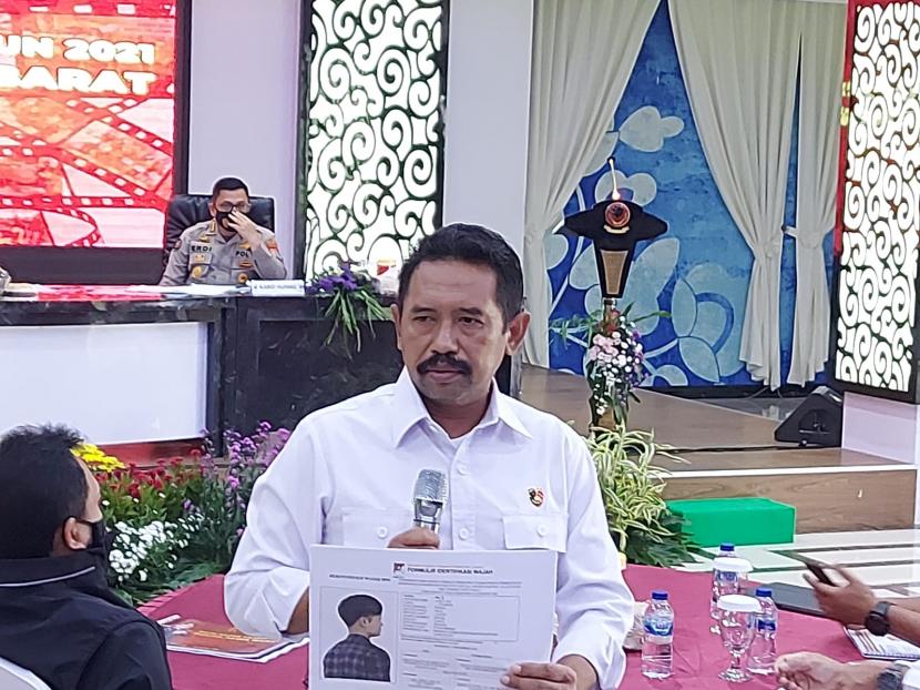 Direktur Reserse Kriminal Umum Polda Jabar, Kombes Pol Yani Sudarto menunjukkan sketsa wajah yang diduga pelaku pembunuhan terhadap ibu dan anak di Subang.