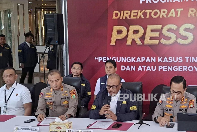 Direktur Reserse Kriminal Umum Polda Metro Jaya, Kombes Pol. Wira Satya Triputra (kedua dari kanan) saat konferensi pers di Jakarta, Senin (13/1/2025).