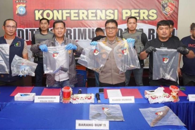 Direktur Reserse Kriminal Umum Polda Riau Kombes Asep Darmawan kepada pers di Pekanbaru, Ahad (28/1/2024). 