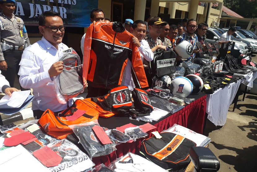 Direktur Reskrimsus Polda Jabar, Kombes Pol Samudi, SiK, menunjukkan jaket palsu bermerek Harley Davidson. 