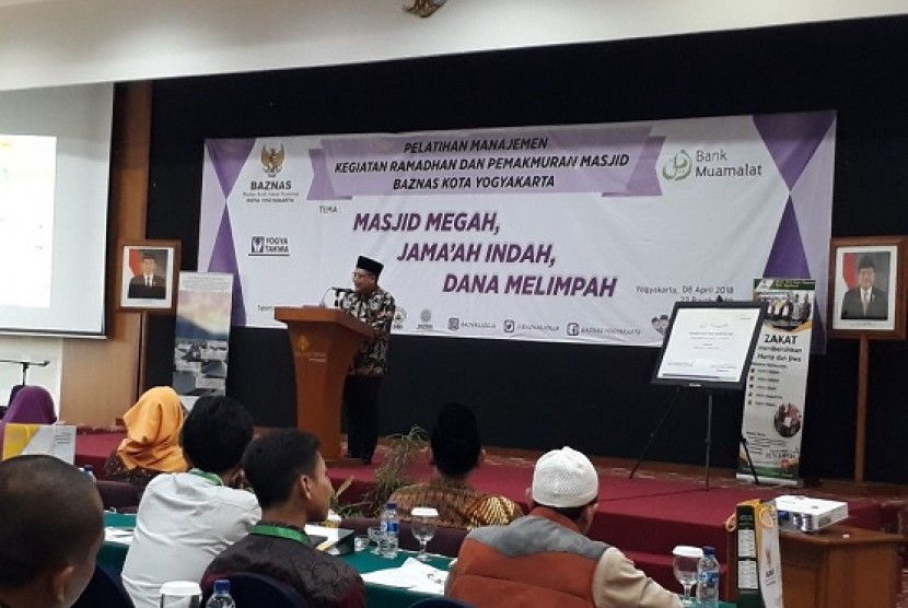 Direktur Retail Banking Bank Muamalat Purnomo B Soetadi, saat memberikan sambutan di acara Pelatihan Manajemen Masjid di Yogyakarta, Ahad (8/4)
