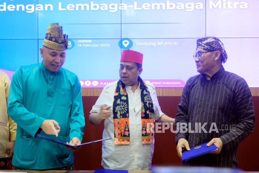 Direktur Retail Banking BSI Harry Gusti Utama (kiri), Kepala BPJPH Ahmad Haikal Hasan (tengah) dan Direktur Eksekutif BSI Maslahat Sukoriyanto Saputro melakukan penandatanganan kerja sama sertifikasi halal untuk pelaku UMKM di Kantor BPJPH Jakarta, Jumat (14/2/2025). PT Bank Syariah Indonesia Tbk. (BSI) dan Badan Penyelenggara Jaminan Produk Halal (BPJPH) berkolaborasi mendorong percepatan sertifikasi halal bagi pelaku UMKM dan pengusaha industri makanan minuman. Melalui kerja sama ini juga, perseroan memfasilitasi 10.000 sertifikasi halal self declare bagi para pelaku usaha.