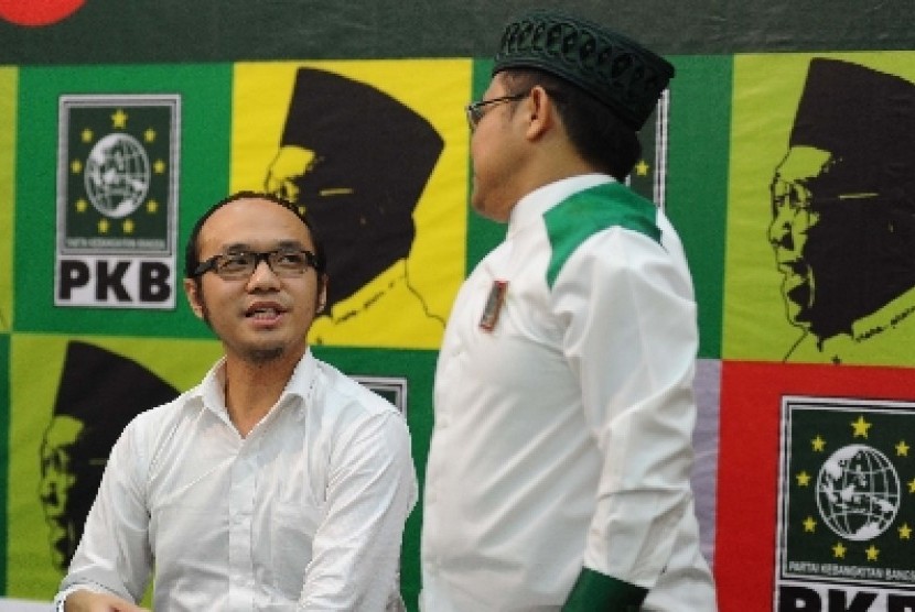 Direktur Riset dari Charta Politica, Yunarto Wijaya (kiri), Ketua Umum DPP PKB Muhaimin Iskandar (kanan) berbincang usai diskusi di Jakarta, Ahad (15/12).