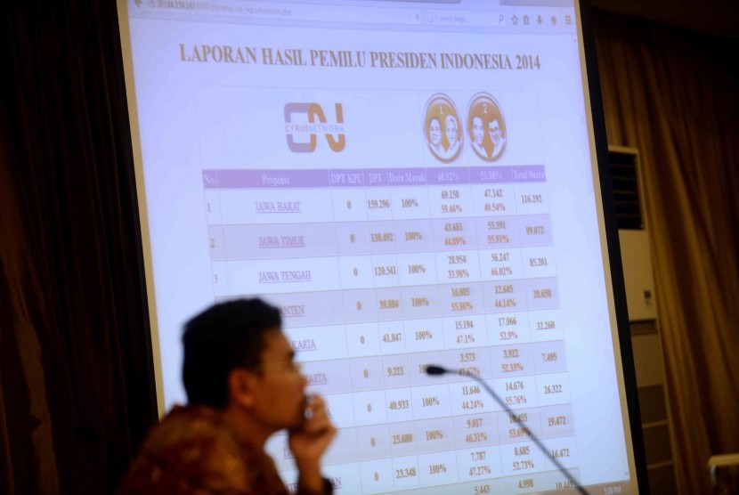 Direktur Riset Saiful Mujani Research & Consulting (SMRC), Djayadi Hanan menjadi pembica dalama konfernsi pers lembaga-lembaga penyelenggara Quick Count Pilpres 2014 di Hotel Century, Jakarta, Kamis (10/7).
