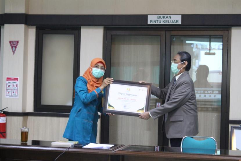 Direktur RS PKU Muhammadiyah Solo, Mardiatmo, memberikan penghargaan secara simbolis kepada Republika secara daring, Kamis (3/12).