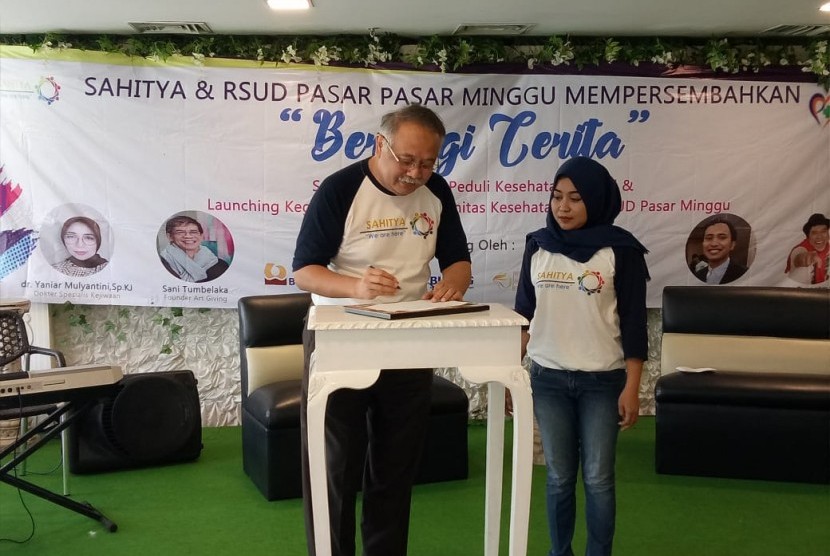 Direktur RSUD Pasar Minggu dr Yudi Amiarno Sp.U membubuhkan tanda tangan saat membentuk  komunitas peduli kesehatan mental bernama Komunitas Sahitya. Keberadaan komunitas ini guna mengurangi berbagai pandangan yang salah tersebut.