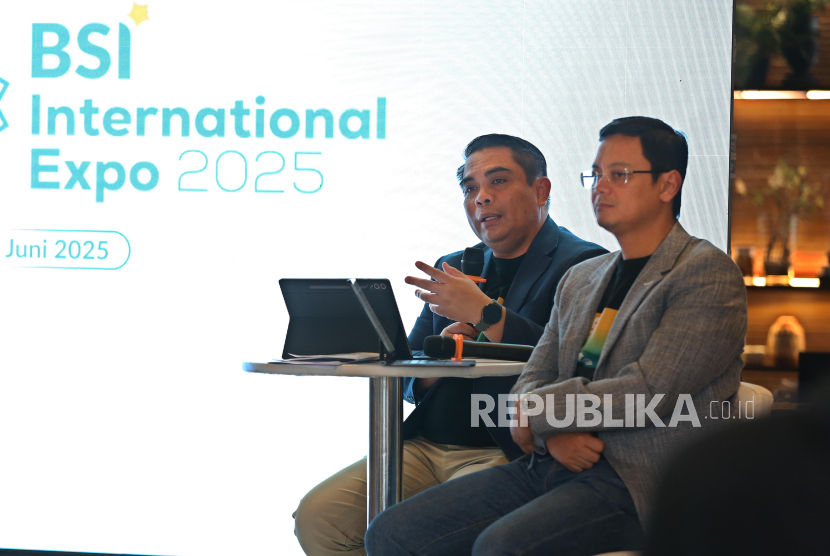 Direktur Sales & Distribution BSI Anton Sukarna bersama SEVP Digital Banking BSI Saut Parulian Saragih saat konferensi pers BSI International Expo 2025 di Jakarta, Senin (23/6/2025). 