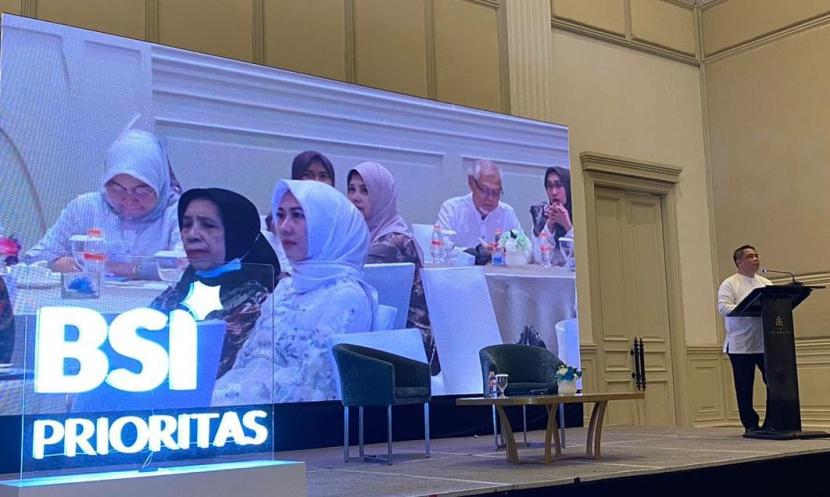 Direktur Sales & Distribution BSI Anton Sukarna saat  memberikan sambutannya pada kegiatan customer gathering BSI Prioritas dengan tema Makna Haji dan Kehidulan di Hari Idul Qurban yang berlangsung diThe Tribata Darmawangsa, Jakarta.
