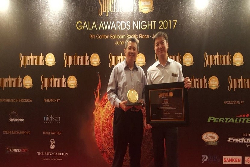 Direktur Sanken saat menerima penghargaan Super Brand 2017 bagi dispenser dua galon