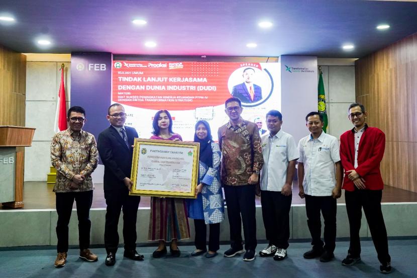 Direktur SDM dan Teknologi Informasi PTPN IV PalmCo, Suhendri, memberikan kuliah umum di Aula Fakultas Ekonomi dan Bisnis Universitas Sumatera Utara (USU), Senin (27/5/2024) lalu.