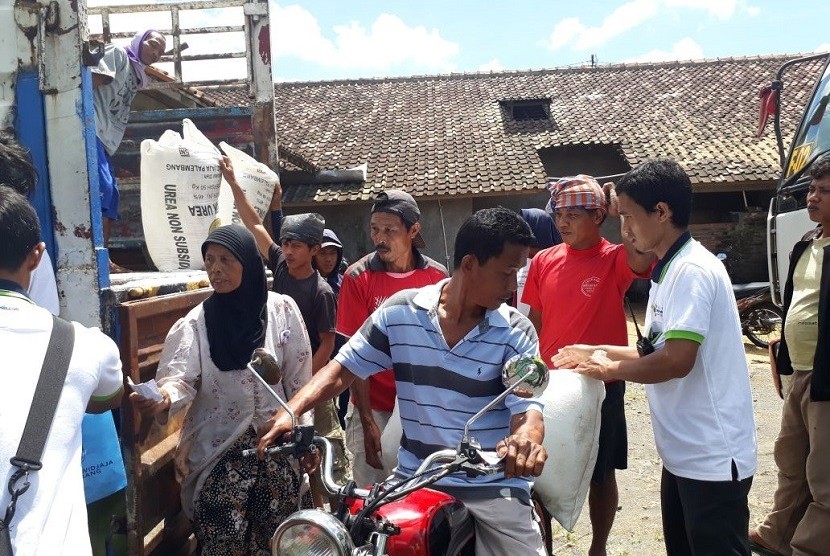 Direktur SDM dan Umum PT Pusri Palembang Bob Indiarto sedang menyaksikan pembagian bantuan pupuk murah dari PT Pupuk Indonesia (Persero) di Lapangan Cerme Kecamatan Panjatan, Kabupaten Kulon Progo, Sabtu (10/2). 