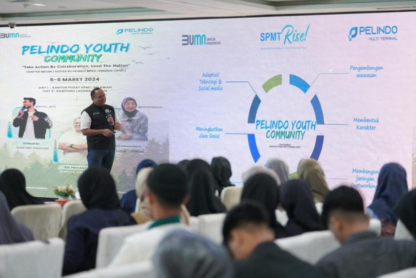 Direktur SDM PT Pelindo Multi Terminal, Edi Priyanto membagikan ilmu kepada Gen-Z yang mengikuti Pelindo Youth Community yang dilaksanakan di Medan pada 5-6 Maret 2024.