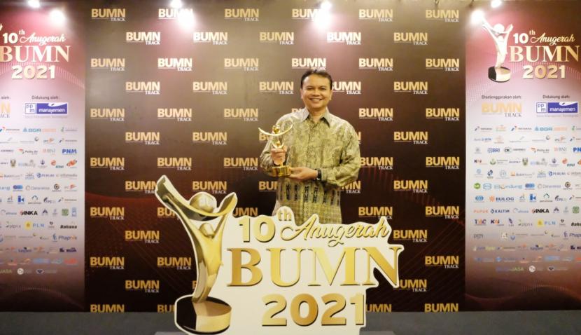 Direktur SDM, Teknologi dan Informasi Peruri, Gandung Anggoro Murdani bersama trofi penghargaan BUMN 2021.