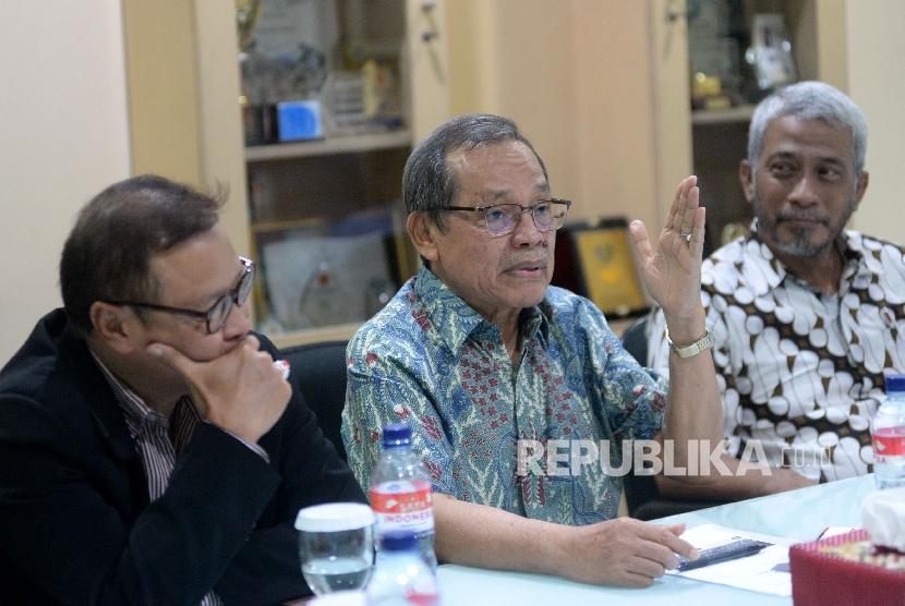 Direktur Sekolah Pascasarjana Universitas Nasional (UNAS) Maswadi Rauf (tengah) bersama para dosen sekolah pascasarjana UNAS saat berkunjung ke kantor Harian Republika, Jakarta, Rabu (23/8).