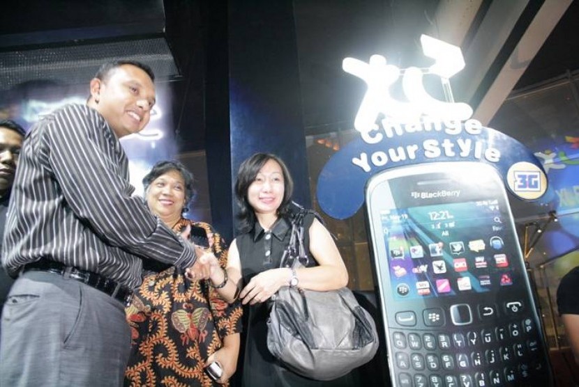 Direktur Service Management XL – Ongki Kurniawan (kiri) menyerahkan ponsel BlackBerry 3G kepada salah seorang pelanggan setia XL dalam acara program Trade-in 