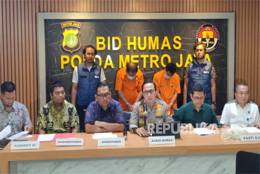 Direktur Siber Polda Metro Jaya Kombes Roberto GM Pasaribu dalam rilis kasus penipuan daring di Mapolda Metro Jaya, Semanggi, Jumat (2/5/2025).