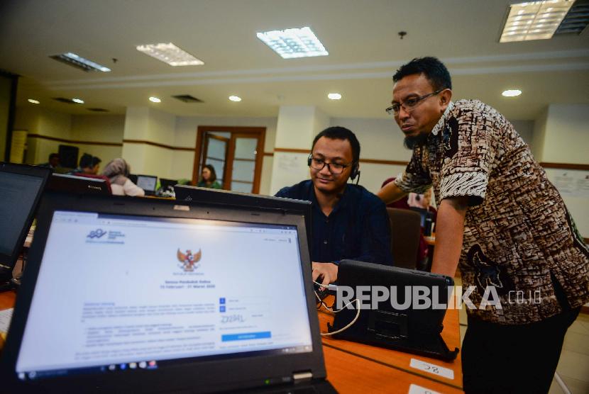 Direktur Sistem Informasi Statistik BPS Muchammad Romzi (kanan) memantau data sensus penduduk online di kantor Badan Pusat Statistik (BPS), Jakarta, Kamis (5/3).(Republika/Thoudy Badai)