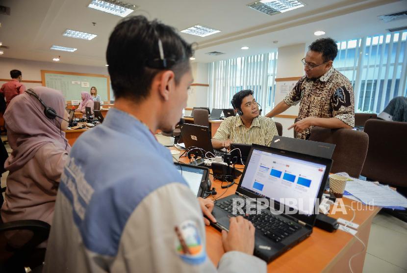 Direktur Sistem Informasi Statistik BPS Muchammad Romzi (kanan) memantau data sensus penduduk online di kantor Badan Pusat Statistik (BPS), Jakarta, Kamis (5/3).(Republika/Thoudy Badai)
