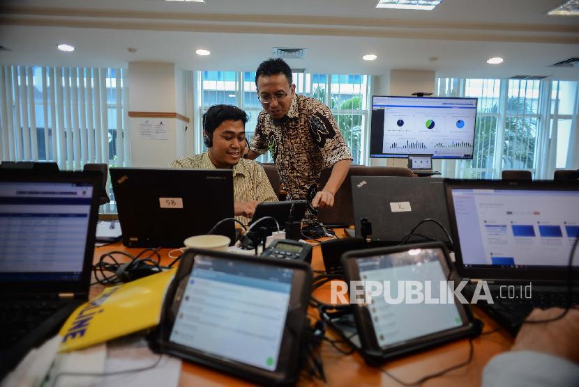 Direktur Sistem Informasi Statistik BPS Muchammad Romzi memantau data sensus penduduk online di kantor Badan Pusat Statistik (BPS), Jakarta, Kamis (5/3). 