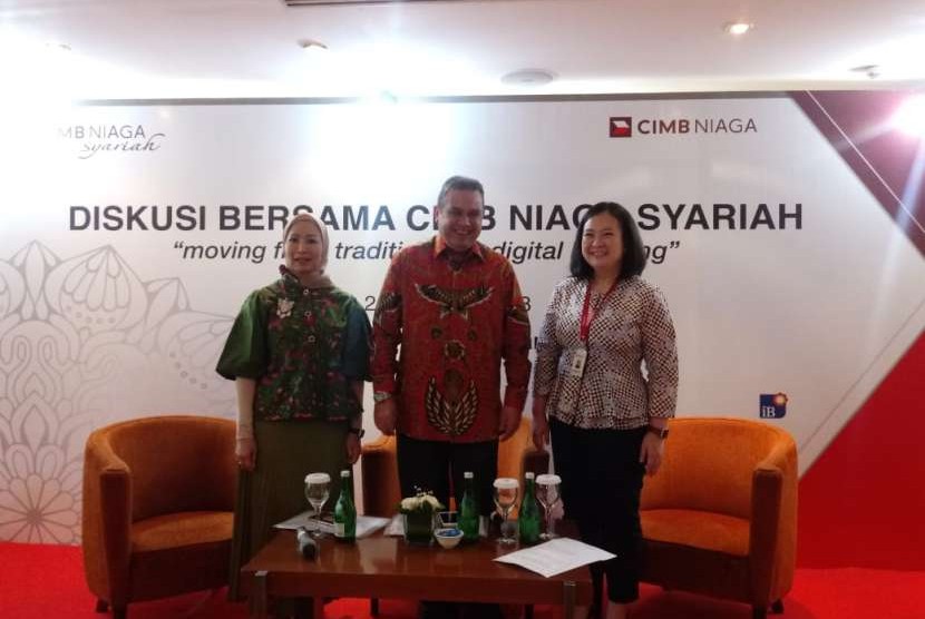 Direktur Syariah Banking CIMB Niaga Pandji P Djajanegara (batik merah, tengah) dalam acara diskusi di Jakarta, Senin (20/8). 