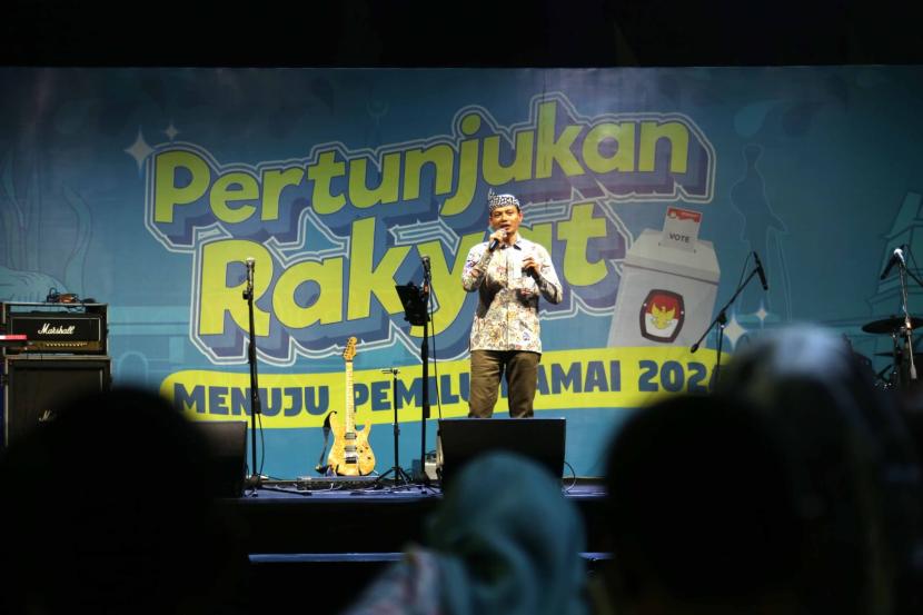Direktur Tata Kelola dan Kemitraan Komunikasi Publik Kemenkominfo Hasyim Gautama membuka Pertunjukan Rakyat (Petunra) di Kota Surabaya, Jawa Timur, Jumat (27/10) malam.
