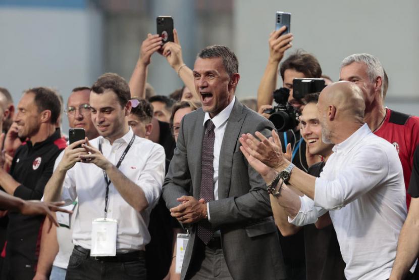 Direktur Teknik AC Milan Paolo Maldini (tengah) dalam perayaan gelar juara Serie A Liga Italia musim 2021/2022.