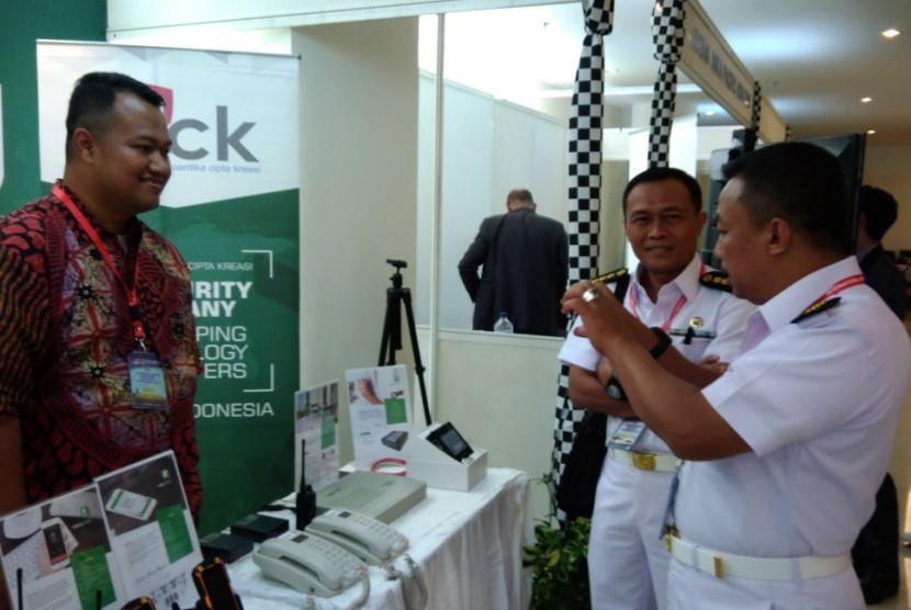 Direktur Teknologi ICK Dahniar Paramitha menjelaskan produk radio antisadap ke peserta simposium, Nusa  Dua, Bali, Kamis (24/8).