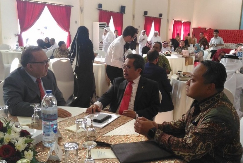 Direktur Timur Tengah Kementerian Luar Negeri RI Achmad Rizal Purnama (kanan), Konjen RI di Jeddah Mohamad Hery Saripudin (tengah), dan Chairman Indonesia Halal Lifestyle Center (IHLC) Sapta Nirwandar berbincang-bincang di acara Indonesia Halal Economy Investment Forum 2019 di Balai Nusantara, KJRI Jeddah, Arab Saudi, Rabu (18/9) petang.