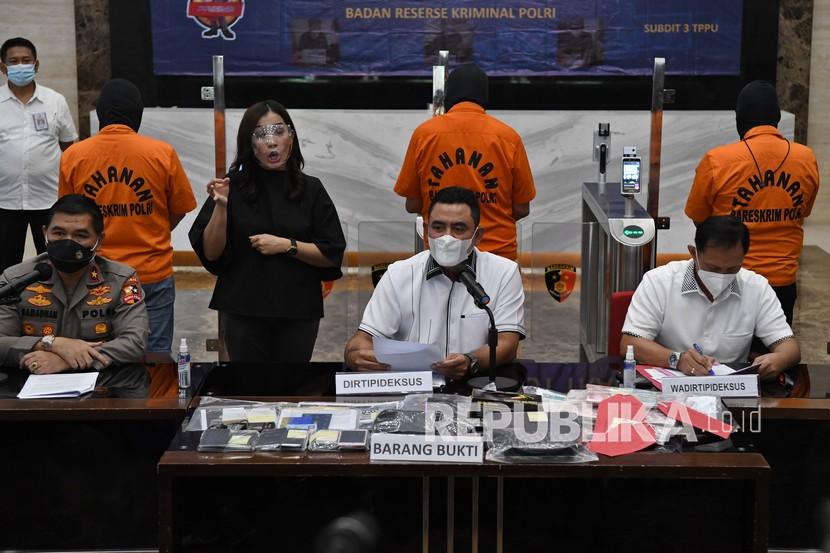 Direktur Tindak Pidana Ekonomi Khusus (Dirtipideksus) Bareskrim Polri Brigjen Pol Whisnu Hermawan (duduk tengah) didampingi Wakil Dirtipideksus Kombes Pol Helfi Assegaf (duduk kanan) bersama Kepala Biro Penerangan Masyarakat (Karo Penmas) Divisi Humas Polri Brigjen Pol Ahmad Ramadhan (duduk kiri) memberikan keterangan kepada wartawan terkait kasus penipuan investasi robot trading Viral Blast Global di Jakarta, Senin (21/2/2022). Polisi telah menangkap tiga orang tersangka dan sejumlah barang bukti, sementara satu orang masuk dalam daftar pencarian orang (DPO) dalam kasus yang merugikan sekitar 1.200 anggota dengan nilai investasi sekitar Rp1,2 triliun itu.
