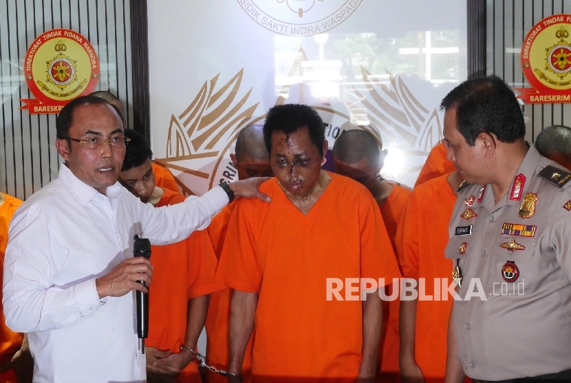  Direktur Tindak Pidana Narkoba Bareskrim Polri Brigjen Eko Daniyanto (kiri) berbincang dengan salah satu dari enam tersangka yang berhasil ditangkap kembali pada konperes di Jakarta, Senin (30/1).