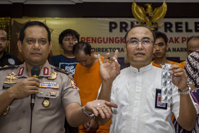 Direktur Tindak Pidana Narkoba Bareskrim Polri, Brigjen Eko Daniyanto (kanan) bersama Kepala Biro Penerangan Masyarakat Divisi Humas Polri Brigjen Rikwanto (kiri) menunjukkan barang bukti hasil pengungkapan tindak pidana kesehatan tentang produksi obat somadril atau Paracetamol Caffeine Carisoprodol (PCC) di Dittipidnarkoba Bareskrim Polri, Cawang, Jakarta, Jumat (22/9).