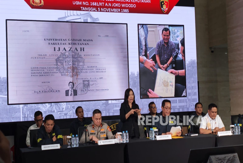 Direktur Tindak Pidana Umum (Dirtipidum) Bareskrim Polri, Brigjen Djuhandani Rahardjo Puro saat konferensi pers laporan ijazah Jokowi di Gedung Bareskrim Polri, Jakarta Selatan, Kamis (22/5/2025).
