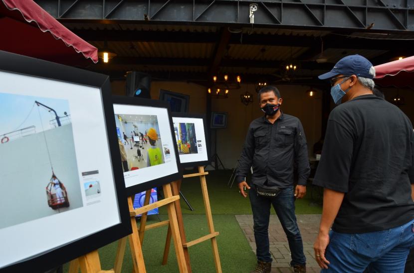 Direktur Transformasi dan Pengembangan Bisnis Pelindo 1, Prasteyo dan Ketua PFI Medan, Rahmad Suryadi melihat pameran foto-foto hasil karya para finalis Pelindo 1 Photojournalism Competion 2020