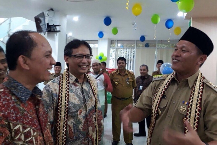  Direktur Umum dan SDM BPJS Ketenagakerjaan, Naufal Mahfudz, dan Bupati Lampung Tengah, Dr Ir Hi Mustafa, MH di sela peresmian gedung operasional BPJS Ketenagakerjaam Cabang Lampung Tengah.   