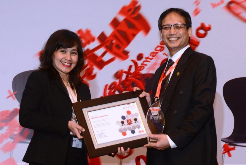 Direktur Umum dan SDM BPJS Ketenagakerjaan Naufal Mahfudz (kanan) saat menerima penghargaan Best Employer Award 2016 di Jakarta, Selasa (6/9).