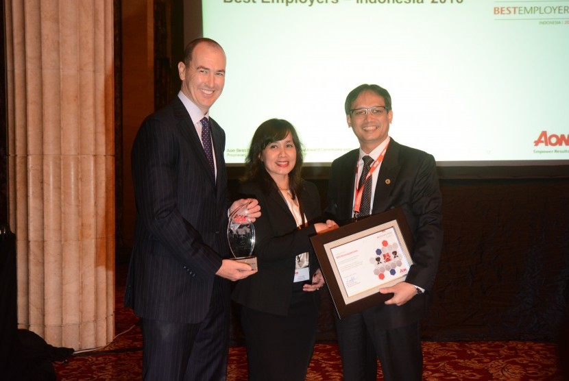 Direktur Umum dan SDM BPJS Ketenagakerjaan Naufal Mahfudz (kanan) saat menerima penghargaan Best Employer Award 2016 di Jakarta, Selasa (6/9).