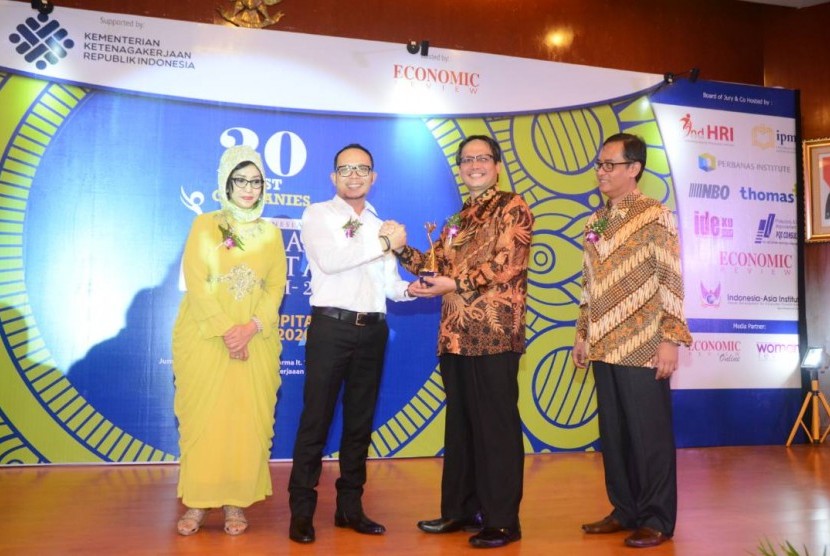 Direktur Umum dan SDM BPJS Ketenagakerjaan Naufal Mahfudz (kedua dari kanan) menerima penghargaan The Big Top Ten Human Capital Director Indonesia Award  2017 dari Menteri Tenaga Kerja Muhammad Hanif Dhakiri.