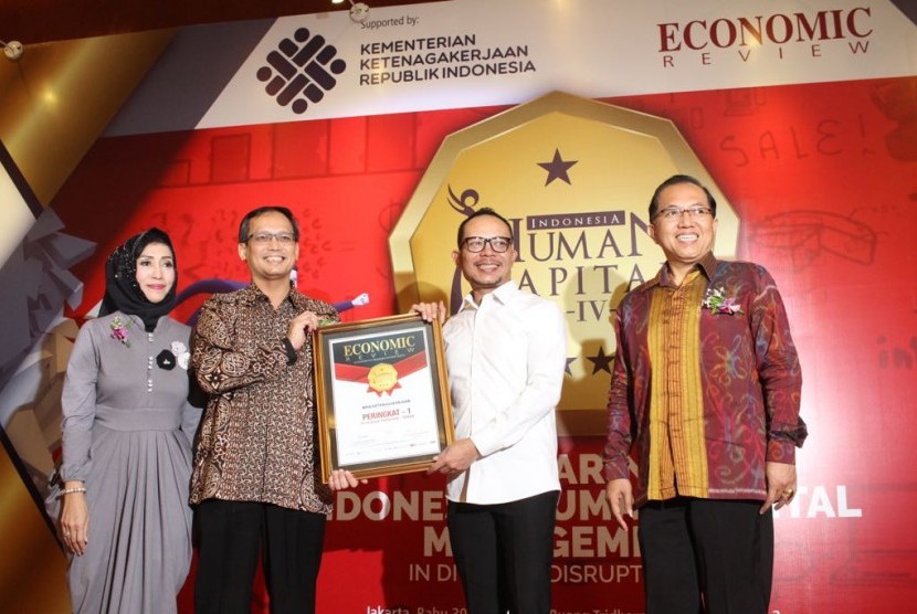 Direktur Umum dan SDM BPJS Ketenagakerjaan Naufal Mahfudz (kedua dari kiri) saat menerima penghargaan di ajang Indonesia Human Capital Award (IHCA) IV 2018 di Kementerian Ketenagakerjaan, Jakarta, Rabu (30/05).