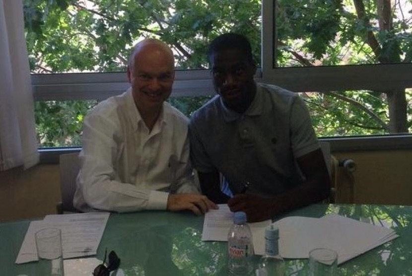 Direktur Umum Inter Marco Fassone (kiri) bersama Geoffrey Kondogbia.