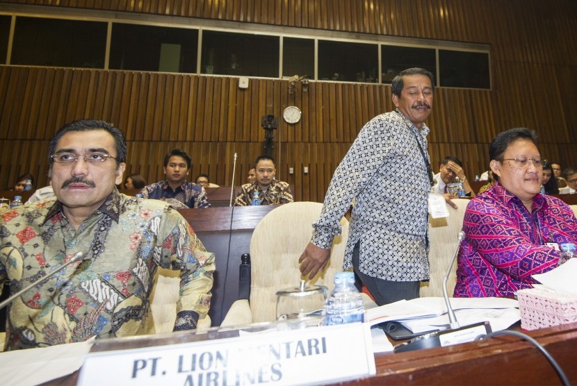 Direktur Umum Lion Air Edward Sirait (tengah), Head of Corporate Lawyer Lion Air Harris Arthur Hedar (kiri)  bersiap mengikuti Rapat Dengar Pendapat Umum (RDPU) dengan Komisi V DPR di Kompleks Parlemen, Senayan, Jakarta, Selasa (24/5).