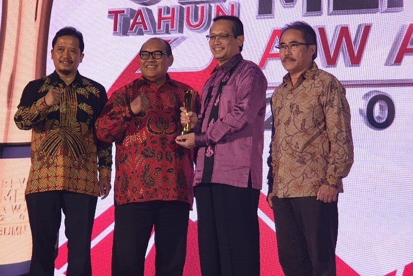 Direktur Umum & SDM BPJS Ketenagakerjaan Naufal Mahfudz  (kemeja ungu) menerima penghargaan Revolusi Mental Award di Jakarta.