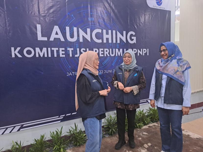 Direktur Utama AirNav Indonesia, Polana B Pramesti (kiri) saat launching Komite TJSL Perum LPPNPI.