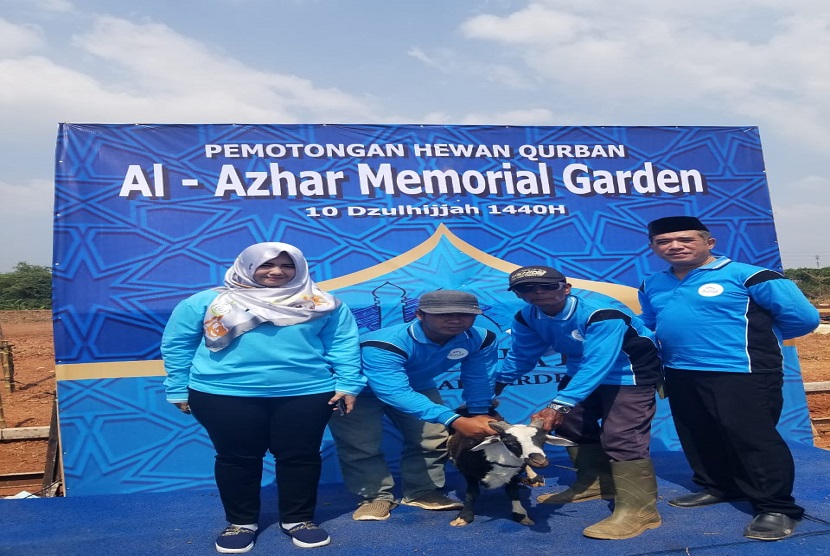 Direktur Utama Al-Azhar Memorial Garden, Nugroho Adiwiwoho (kanan) dan tim AMG