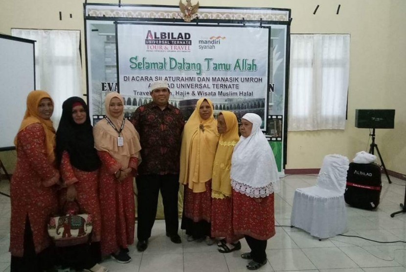 Direktur Utama Al Bilad Tour & Travel Jamaluddin Mahmud (tengah) bersama dengan calon jamaah umrah Kota Ternate, Maluku Utara.