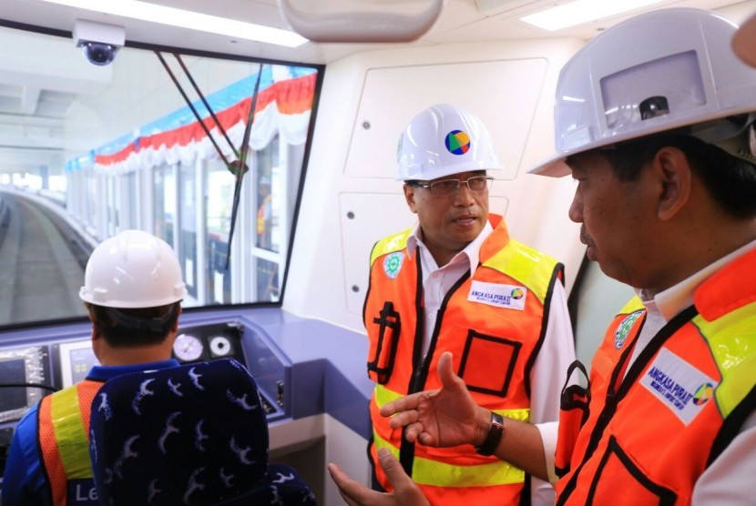 Direktur Utama AP II, Muhammad Awaluddin, (kanan) sedang memberikan penjelasan terkait operasional Skytrain di Bandara Internasional Soekarno-Hatta kepada Menteri Perhubungan Budi Karya Sumadi, Selasa (15/8).