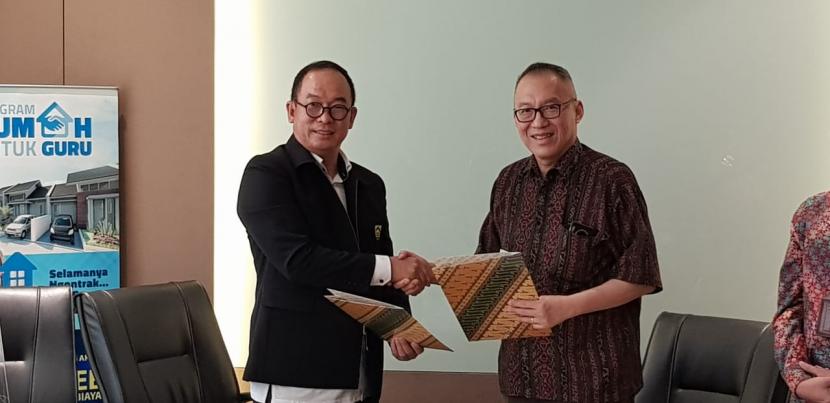 Direktur Utama Asosiasi Real Estate Broker Indonesia (AREBI) Lukas Bong dan Direktur Utama PT Sinergi Rajawali Indonesia (SRI) William Tjugiarto usai penandatanganan nota kesepahaman, Senin (28/12).
