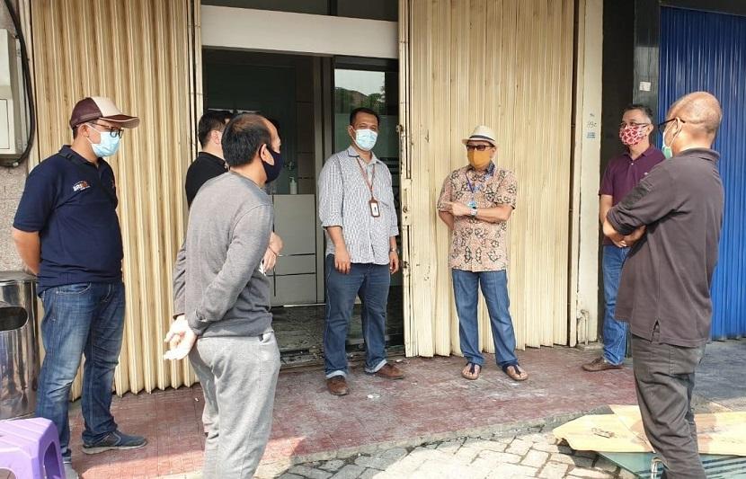 Direktur Utama Asuransi BRI Life Gatot Mardiwasisto Trisnadi (Baju Batik Coklat) bersama tim BRI Life melakukan pengecekan di tempat kejadian.