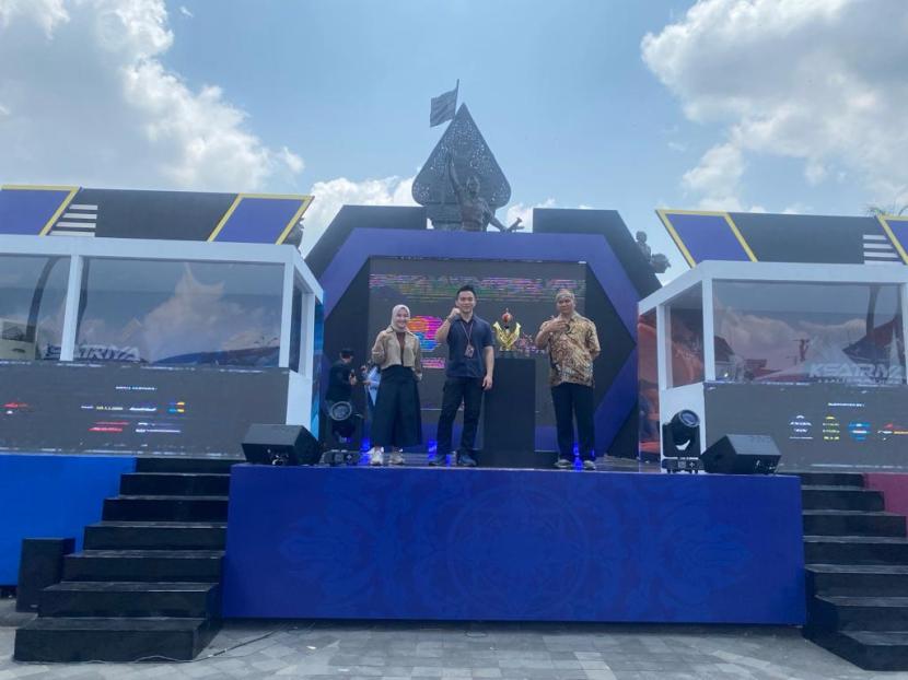 Direktur Utama Badan Pelaksana Otorita Borobudur (BPOB) Agustin Paranginangin (kanan) dan CEO Anantarupa Studio, Ivan Chen (tengah) di sela event final kejuaraan tingkat pelajar Ksatria Mahardika di Benteng Vredeburg, Yogyakarta, Sabtu (14/10/2023).